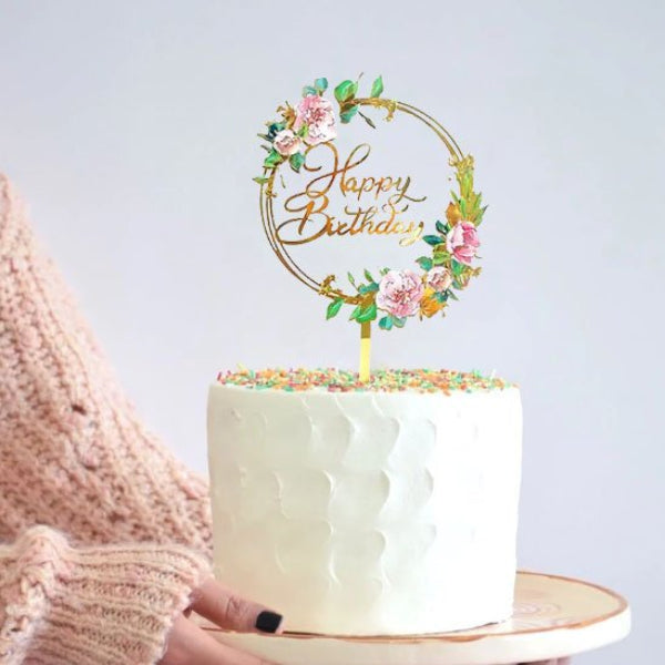 femme tenant gateau anniversaire avec deco gateau